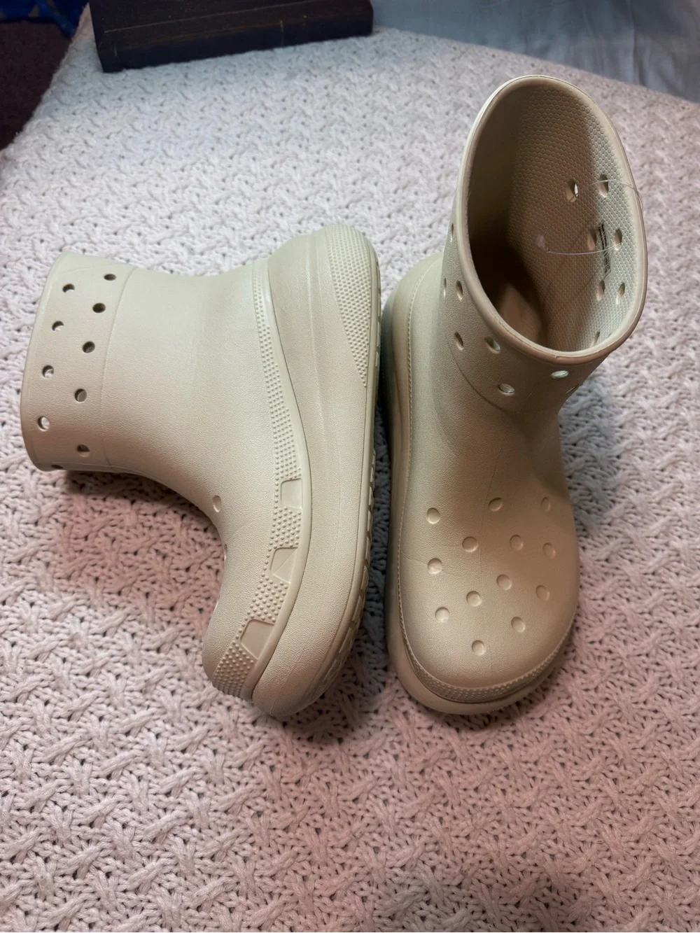 CROCS unisex women’s 8 Men’s 6 Cream Lightweight Waterproof Slip-On Rain Boots
